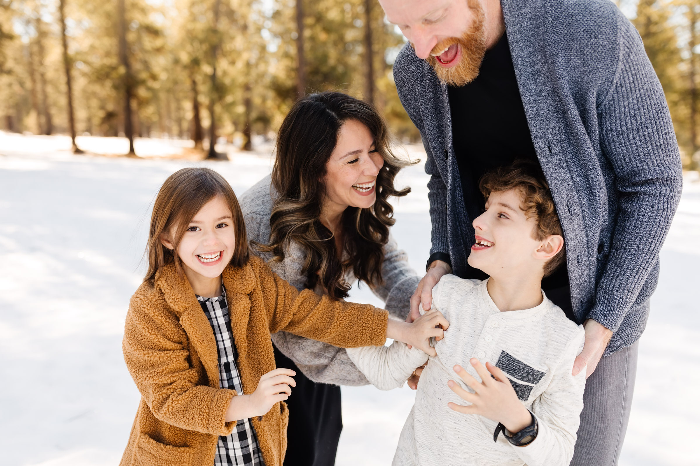 sunriver-vacation-ideas-a-family-photoshoot-with-family-playing-in-snow