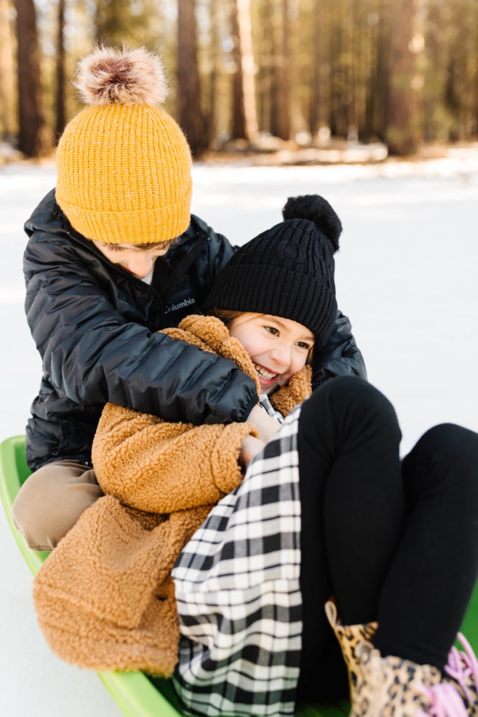 sunriver-vacation-ideas-a-family-photoshoot-family-playing-in-snow