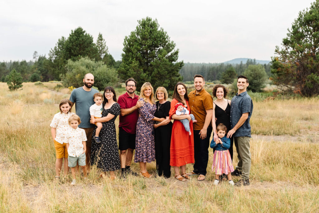 extended family vacation in Sunriver poses for Sunriver family photographer
